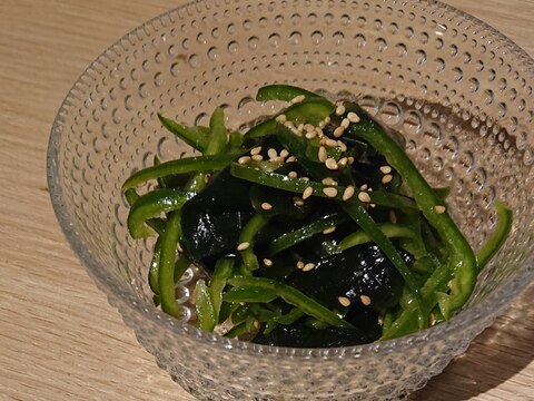 簡単おつまみ！ごま油香るピーマンとわかめのナムル